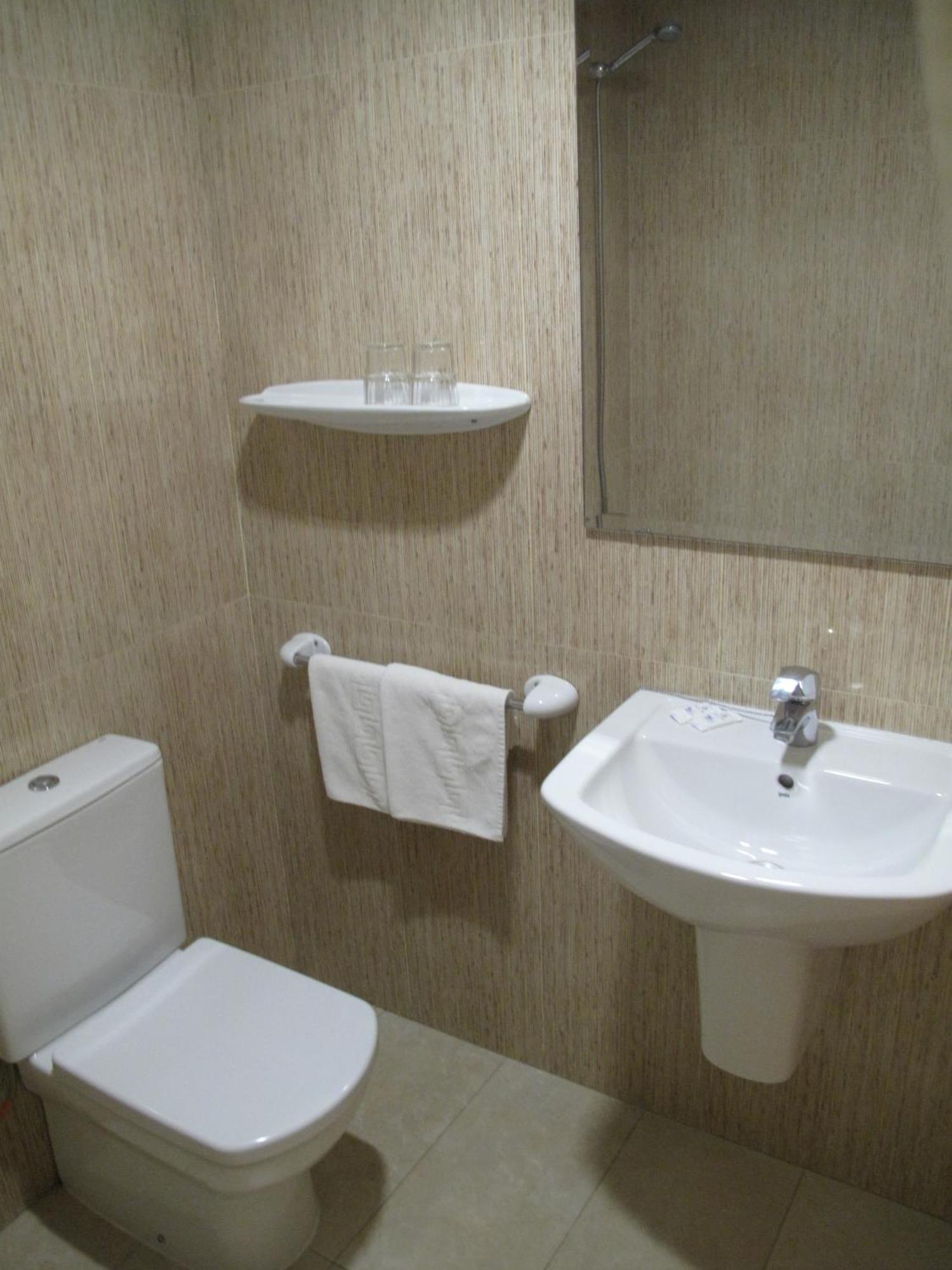 Triple Room Bathroom,805663932:JPEG